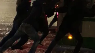 "Русский народ не сдаётся никогда!": Пассажиры вытолкали автобус из сугроба