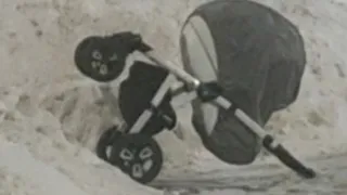 В Рязани подростки выкинули детскую коляску в снег