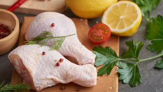 Эксперты назвали популярные марки куриного мяса, оказавшиеся непригодными в пищу