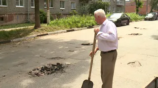 В Рязани католический священник заделывает ямы на дороге