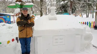 Дворник петушинского детского сада создаёт снежные скульптуры для детей