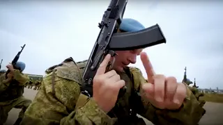 ВДВ России снял очень атмосферное видео про будни рязанских десантников