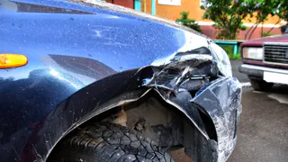 Спешил на вызов: в Новомичуринске таксист врезался в детскую площадку