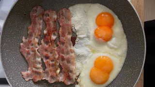 Не сало и не масло, а в 100 раз полезнее: на чём жарят яичницу грамотные хозяйки — секрет сочности и легкости