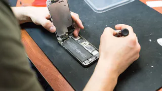 Мастер по ремонту телефонов: "iPhone сломать почти нереально"