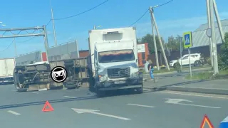 В Пензе на улице Аустрина перевернулся грузовик