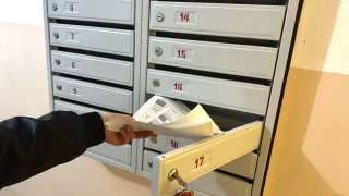 Всех, кто выбрасывает квитанции ЖКХ, предупредили о последствиях