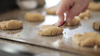 Быстрое песочное печенье всего из 3 ингредиентов: получится нежным и рассыпчатым — домашние съедят его за 1 минуту