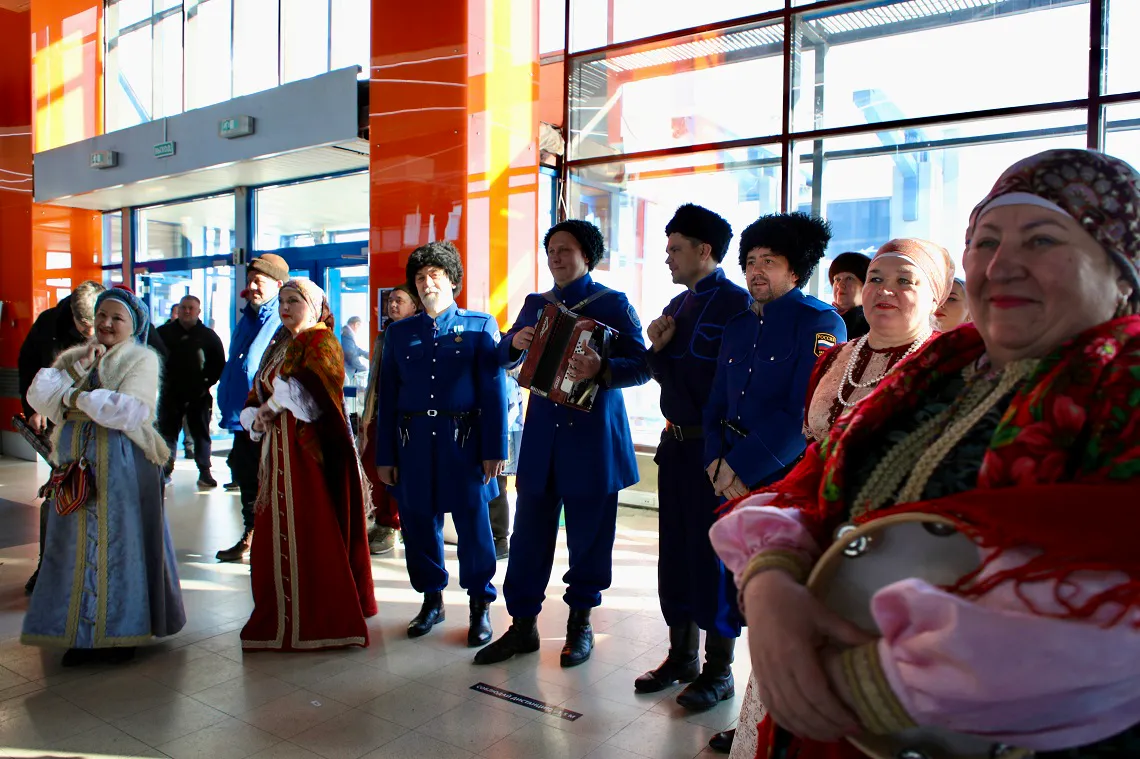 Фигуристы прилетели: участников Спартакиады встречают в Магнитогорске с русскими песнями