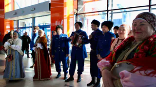 Фигуристы прилетели: участников Спартакиады встречают в Магнитогорске с русскими песнями