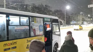 Жители Рязани показали переполненную маршрутку в первый рабочий день года