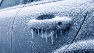 Замёрзла дверь машины утром — минут через 5 я уже сидел внутри: секрет простой, но действенный