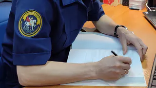 Житель Коми из ревности едва не убил односельчанина колуном