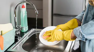 Избавилась от вонючих губок для мытья посуды навсегда: нашла, чем их заменить вообще без расходов - странное, но гениальное решение