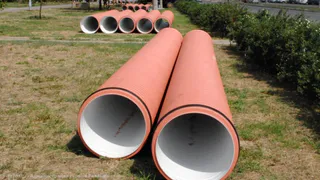 Коммунальщики начали ремонтировать ливневый коллектор на улице Свободы