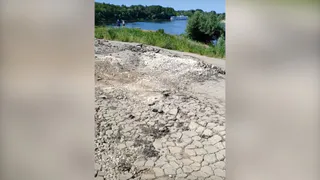 Грузовики вспороли асфальт у Орехового озера