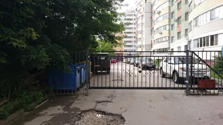 Жители улицы Затинной пожаловались на мусорные баки под окнами своего дома