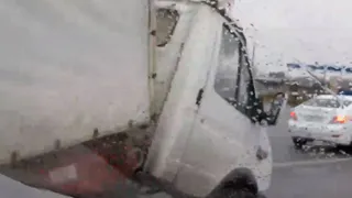 "Газель" сложилась пополам: на Южной окружной произошло ДТП