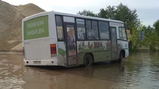 Ямы под водой: автобус увяз в луже на Восточном промузле