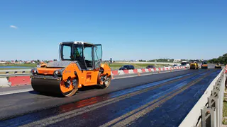 На Солотчинском мосту рабочие начали укладывать асфальт. И даже сняли это на видео