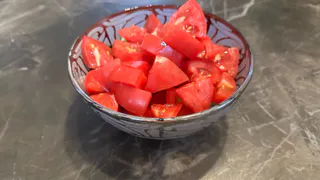 Намешала заправку — и «дубовые» помидоры из магазина вкуснее чем с огорода летом: поджигают аппетит