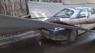 Сильный ветер: металлическое ограждение упало на автомобиль