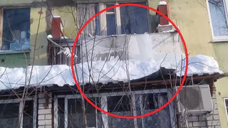 Сломали два балкона: как работники ЖЭУ №9 сосульки с крыш сбивали