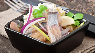 У нас мало кто знает этот рецепт: солим обалденную селедку по-голландски — больше не захотите готовить ее иначе