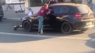 В центре Рязани электросамокатчик преградил дорогу машине