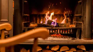 Беру пластиковую бутылку – и сажа вылетит в дымоход со скоростью звука: почистить печь без соли и крахмала теперь легче легкого