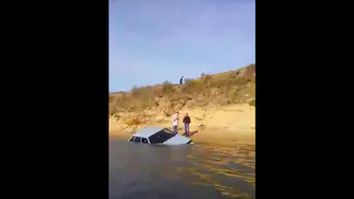 В сети появилось видео об автомобиле, утопленном в Оке, в районе Луковского леса