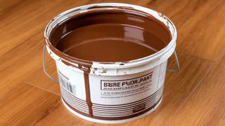 Бабушка красила полы в коричневый цвет каждую весну. Я думал — традиция, а оказалось хитрость наших предков  