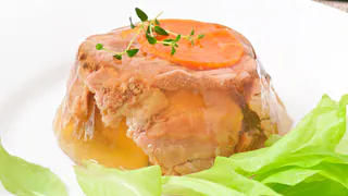 Холодец под микроскопом: Роскачество рассказало, что скрывается в любимом блюде — опасно для здоровья