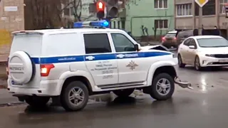 Видео: в центре Рязани столкнулись полицейский УАЗ и "Ниссан"