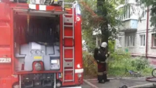 Пожарные спасли человека из горящей квартиры в Брянске