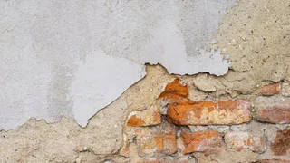 Аварийный дом в Челябинской области отправят под снос: часть жильцов сопротивляется