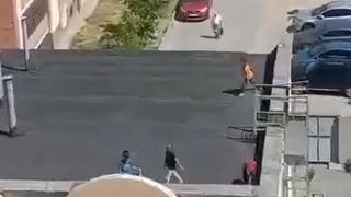 В Рязани засняли четверых школьников, играющих на крыше