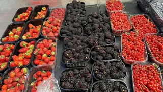 Именно эта ягода — самая вредная: а мы едим ее покупаем как деликатес, еще и детей заставляем есть