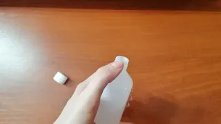 Забудьте о ножах и ножницах: откройте пузырёк с пробкой всего за несколько секунд с помощью простого метода