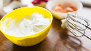 Не с маслом: вот с чем нужно смешать сгущёнку, чтобы получить «божественный» крем для тортов — потратьте всего одну минуту