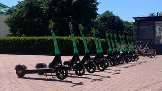 В Рязани электросамокатчики сбили незрячего мужчину и скрылись