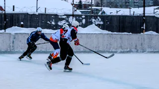 В Сыктывкаре на льду ИК-25 в товарищеском матче сошлись «Красная армия» и «Метеор»