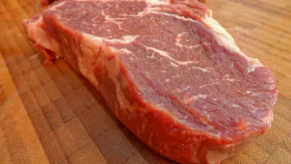 Самая распространенная ошибка хозяек: привычка так обращаться с сырым мясом и яйцами приводят к смерти