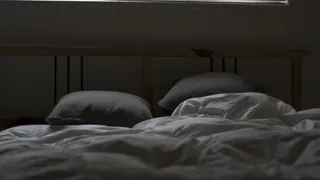 Терапевт Александр Новиков рассказал, как справиться с бессонницей, и когда проблема требует обращения к врачу