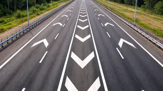 На трассах стала появляться разметка-галочки: рассказываю, что она означает - многие водители об этом даже не слышали