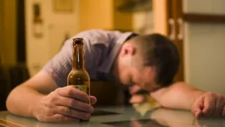 Названы самые пьющие знаки Зодиака: им запрещено даже притрагиваться к спиртному