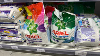 Их продают за 3 копейки, а стирают даже лучше элитных: 5 лучших стиральных порошков по версии Роскачества