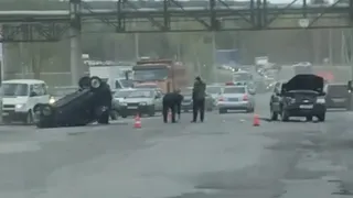 На Ряжском шоссе перевернулась легковушка