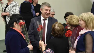 Брянский губернатор поздравил женщин «Вальсом цветов»