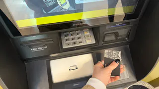 С карты на карту перевести больше не получится: россиян предупредили о дополнительных налогах за переводы